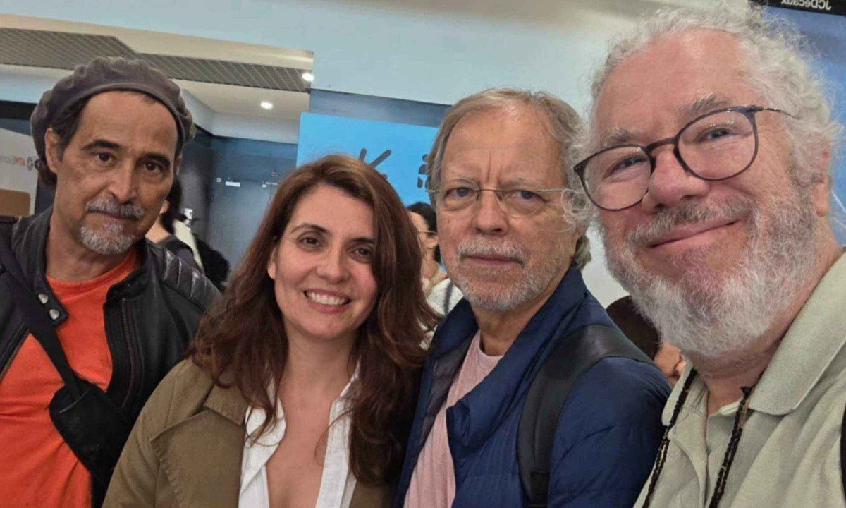 Jos&eacute; Eduardo Agualusa, Rute Sim&otilde;es, Mia Couto e Afonso Borges sorriem para a c&acirc;mera