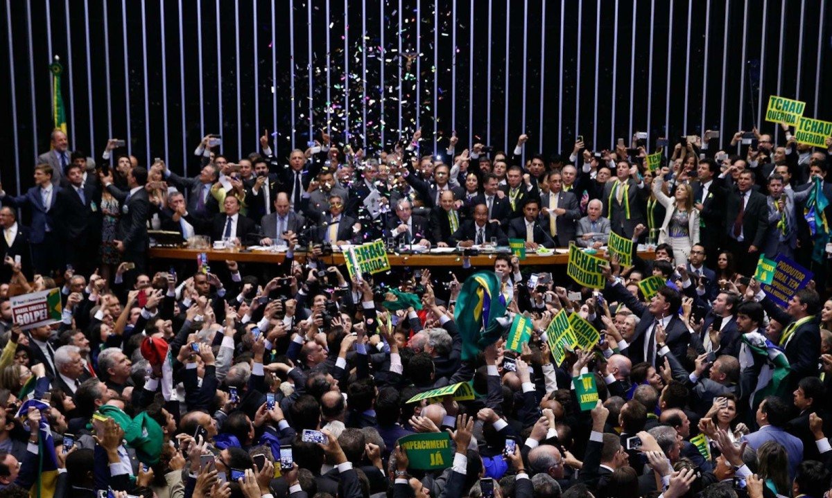  Deputados comemoram a aprova&ccedil;&atilde;o do processo de impeachment da presidente Dilma, na C&acirc;mara dos Deputados; o ent&atilde;o presidente da C&acirc;mara, deputado Eduardo Cunha (PMDB-RJ), preside a sess&atilde;o, em 16/04/2016