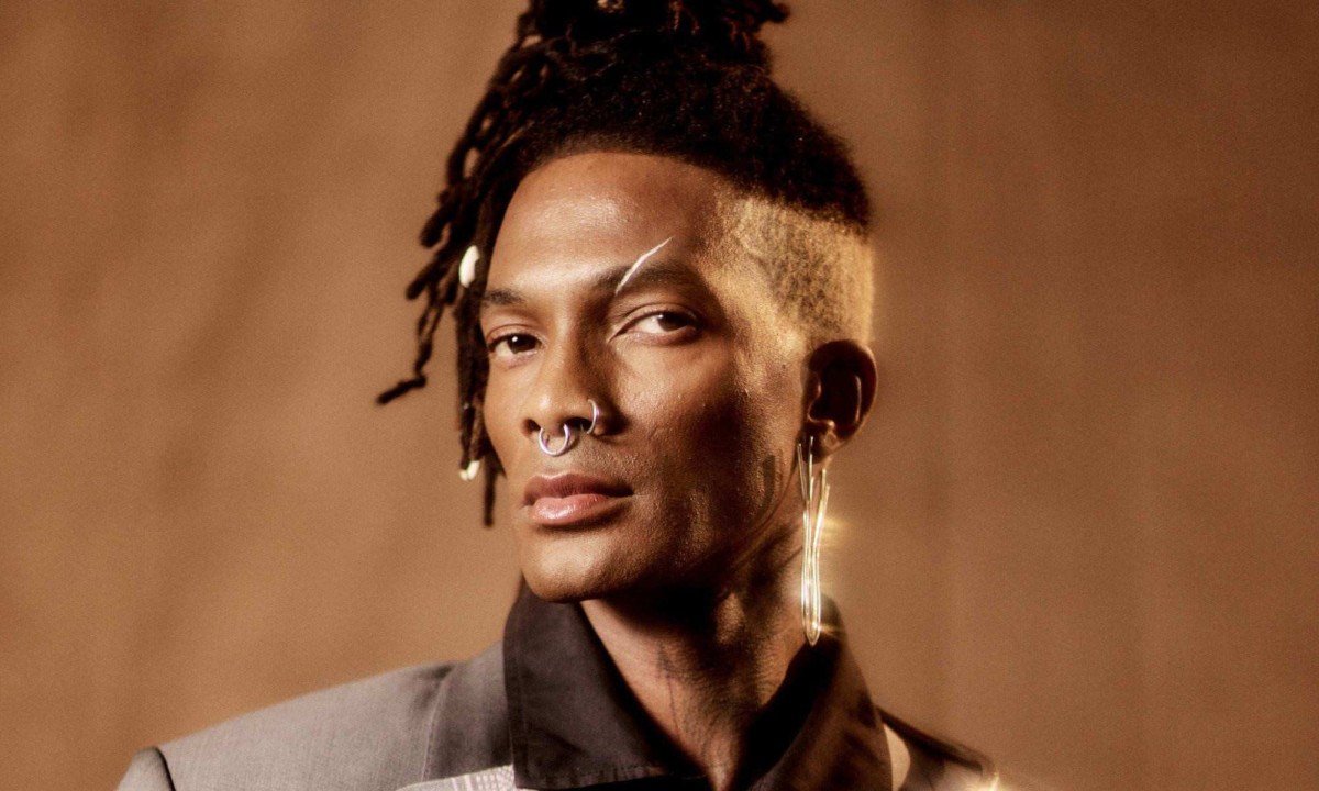 Pianista Jonathan Ferr olha para a c&acirc;mera