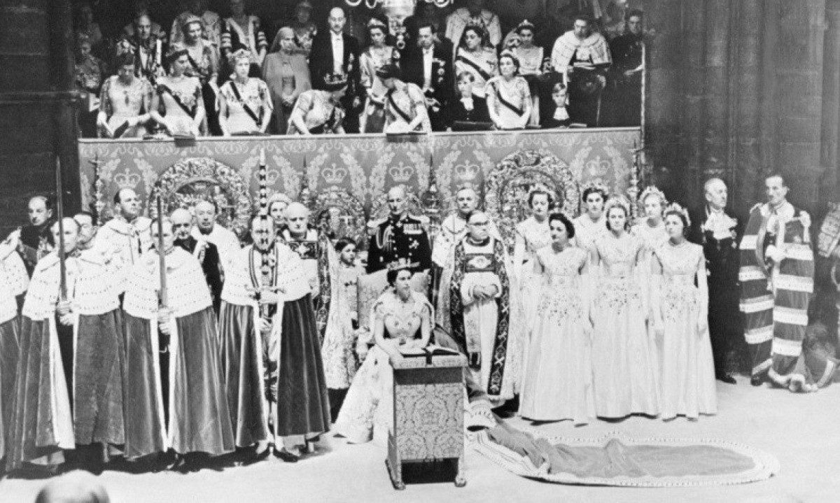 Da coroa&ccedil;&atilde;o na Abadia de Westminster, em 1953, ao sil&ecirc;ncio do luto em Windsor, em 2021, as imagens resumem duas  dimens&otilde;es da Rainha Elizabeth II: o peso da tradi&ccedil;&atilde;o que a colocou no trono e a humanidade que marcou seus &uacute;ltimos anos