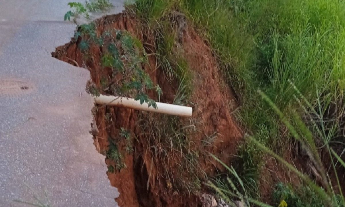 Cratera aberta h&aacute; seis anos causa transtorno em bairro de Vespasiano (MG)