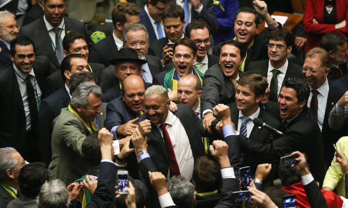 O deputado Tiririca vota na sess&atilde;o da C&acirc;mara dos Deputados o pedido de impeachment da presidente Dilma Rousseff
