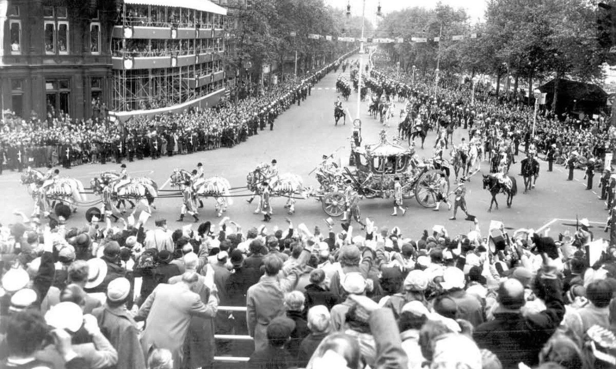Chateaubriand com seu filho Gilberto no  Pal&aacute;cio de Buckingham: portador de presente