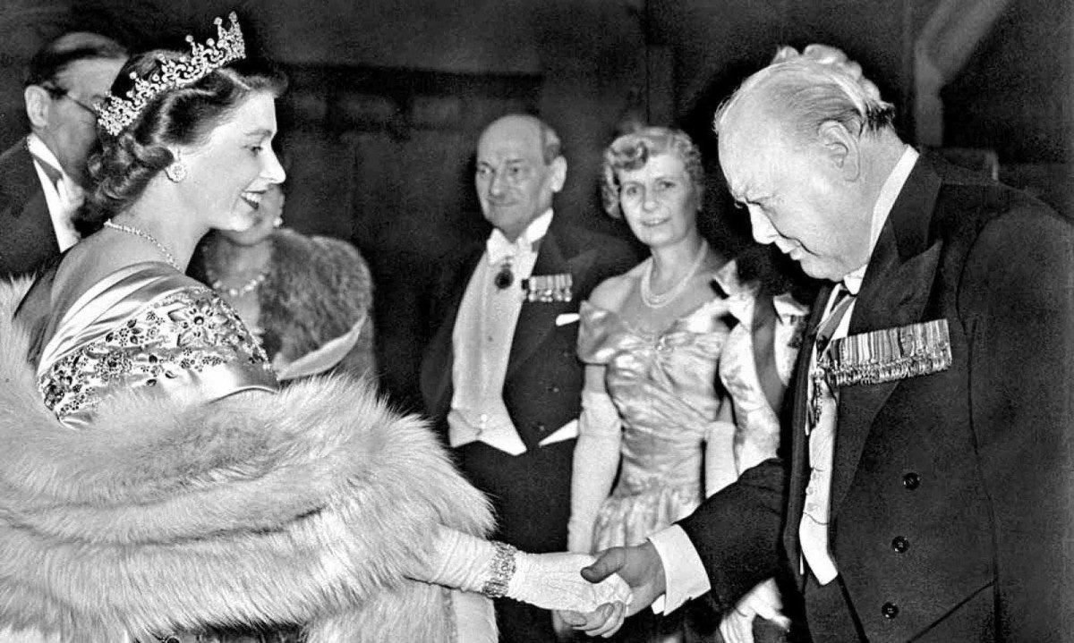 Winston Churchill, em defer&ecirc;ncia &agrave; rainha: mais de meio s&eacute;culo de diferen&ccedil;a e conviv&ecirc;ncia al&eacute;m do protocolo
