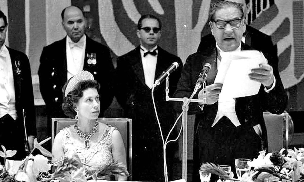 A RAINHA cOM O PRESIDENTE COSTA E SILVA