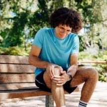 Dor no joelho também ocorre em jovens e piora se tratada incorretamente - Freepik