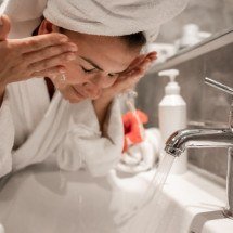 Água gelada fecha os poros? Mitos e verdades sobre a saúde da pele - pvproductions/FreePik