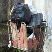 Coleta de lixo precária em ruas íngremes causa transtorno em cidade da RMBH - Imagens cedidas ao Estado de Minas