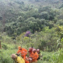 MG: idosa passa a noite em barranco após queda durante caminhada - Divulgação/Corpo de Bombeiros