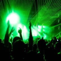 MP aperta cerco contra poluição sonora em bares e baladas em BH  - Reprodu&ccedil;&atilde;o Freepik