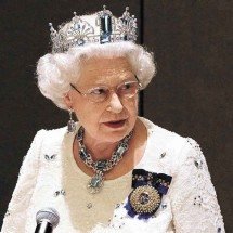 Elizabeth II e a joia brasileira  - AFP