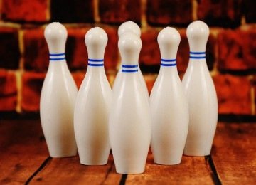 O boliche é um esporte simples e acessível, em que o objetivo é derrubar dez pinos com uma bola. Popular em diversas idades, combina diversão, competição e momentos de lazer.
 -  (crédito: Imagem de Alexa por Pixabay)
