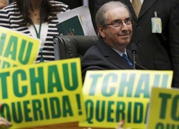 O então presidente da Câmara dos Deputados, Eduardo Cunha, sorri na sessão de impeachment de Dilma Rousseff, na Câmara dos Deputados, em 16 de abril de 2016; rodeado de cartazes dizendo 'Adeus, querida' -  (crédito: Reuters/Folhapress)