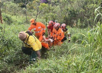 Vítima foi resgatada por bombeiros após ser encontrada por brigadistas; ela sofreu ferimentos leves e se queixou de dores pelo corpo -  (crédito: Divulgação/Corpo de Bombeiros)