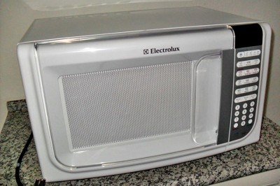 O micro-ondas é um dos eletrodomésticos mais presentes nos lares, mas seu uso exige atenção para garantir segurança e eficiência. Ao compreender quais materiais podem ser utilizados e quais cuidados devem ser tomados, evitamos acidentes e preservamos a qualidade dos alimentos. Nesse cenário, o Flipar traz a seguir orientações sobre o uso correto do aparelho. O aquecimento dos alimentos que vão ao micro-ondas ocorre por meio de ondas eletromagnéticas que instigam moléculas de água e gordura. Esse -  (crédito: Naftali Andrade - Flickr)