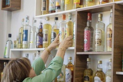 Antes de ingerir qualquer bebida, o consumidor deve observar os sinais que indicam segurança -  (crédito: Camila Sales Fotografia)