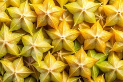 A carambola é uma fruta refrescante, rica em nutrientes e que auxilia na hidratação. Em alguns casos, porém, seu consumo deve ser moderado.
 -  (crédito: Imagem de JetalProduções por Pixabay)