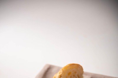 Apesar de ser associado à França, o croissant tem origem na Áustria. Foi em Paris, porém, que ganhou fama mundial, tornando-se símbolo da confeitaria graças à sua massa folhada e textura crocante.
 -  (crédito: Imagem de Tuy?n Nguy?n por Pixabay)