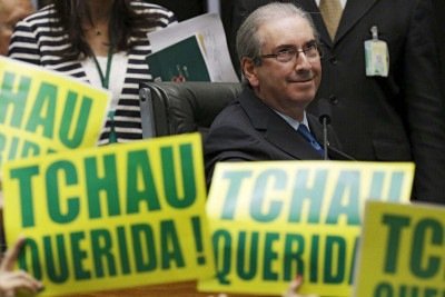 O então presidente da Câmara dos Deputados, Eduardo Cunha, sorri na sessão de impeachment de Dilma Rousseff, na Câmara dos Deputados, em 16 de abril de 2016; rodeado de cartazes dizendo 'Adeus, querida' -  (crédito: Reuters/Folhapress)