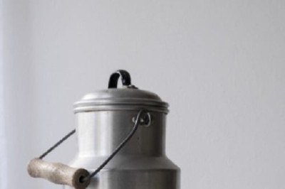 O leite acompanha a humanidade desde os primórdios da domesticação de animais, sendo não apenas fonte de nutrição, mas também elemento cultural e econômico. Ele carrega consigo histórias de sobrevivência em climas extremos, tradições culinárias e símbolos de identidade nacional. A diversidade de leites disponíveis no mundo vai muito além da vaca, que domina os mercados globais, e revela como diferentes povos se adaptaram às condições locais. Cada tipo de leite traz características próprias de sa - 