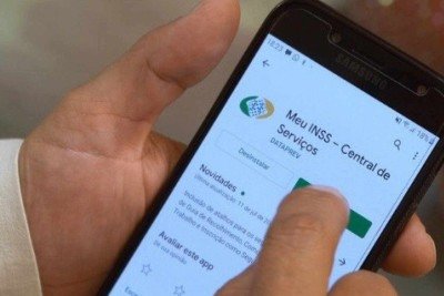 Segurados podem usar o aplicativo Meu INSS no celular para consultar benefícios, pagamentos e acompanhar as novidades da previdência -  (crédito: Agência Brasil)