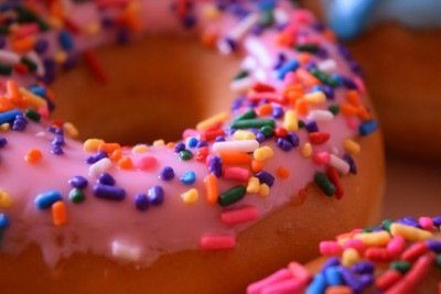 Os donuts são ícones da cultura americana, conhecidos pela massa macia e coberturas variadas. Sua popularização ganhou força durante a Primeira Guerra Mundial, quando passaram a fazer parte do cotidiano de soldados e civis.
 -  (crédito: Pixabay)
