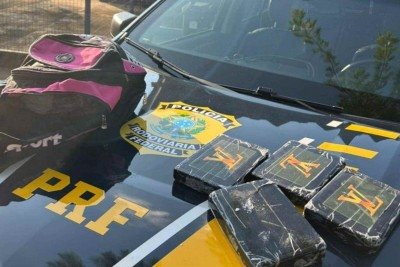 Tabletes de cocaína são encontrados em ônibus durante fiscalização policial -  (crédito: PRF/Divulgação)