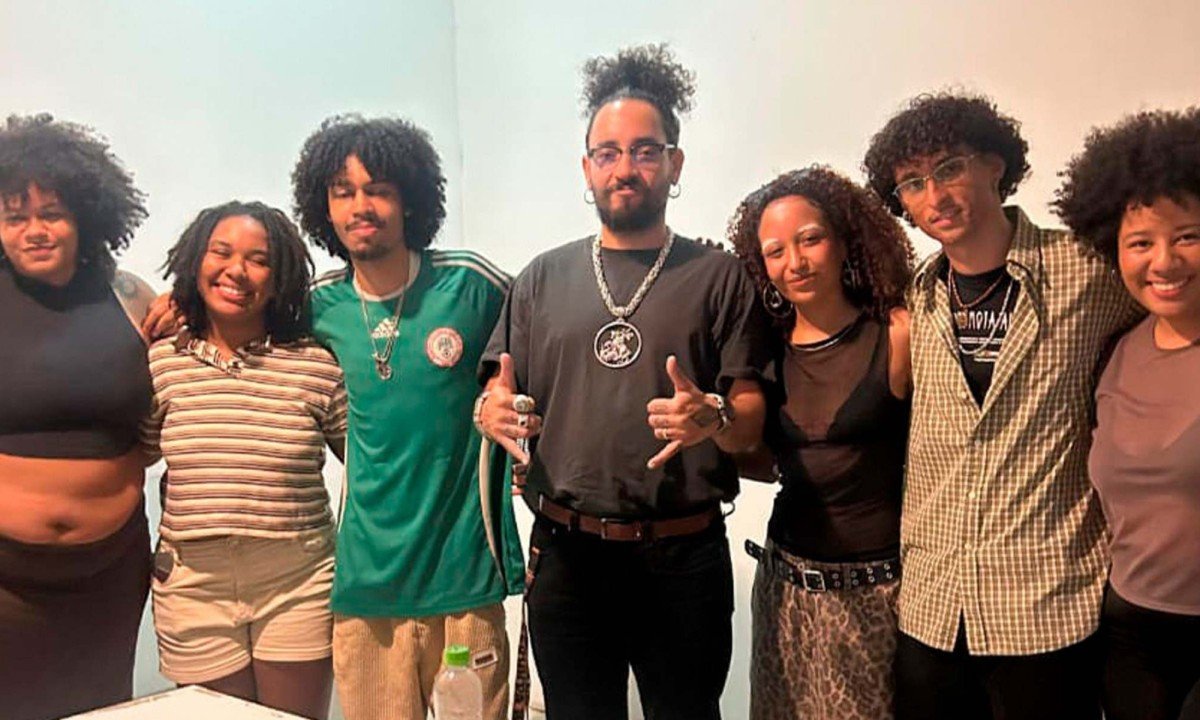 Aline Assis, Myrella Giovana, Geovane Rocha, Fabielly Santana, Arthur Henrique e Sophia Gomes, da equipe do Clube do Disco, com o artista FBC.