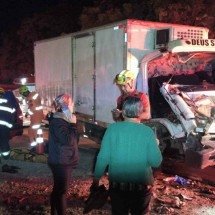 Jovem preso à cabine retorcida de caminhão é salvo por bombeiros em Minas - CBMMG