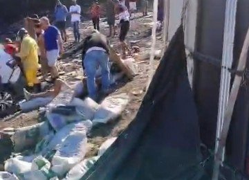 Carga de camnhão envolvido em acidente na BR 251 ficou jogada na pista -  (crédito: redes sociais/divulgaçao)