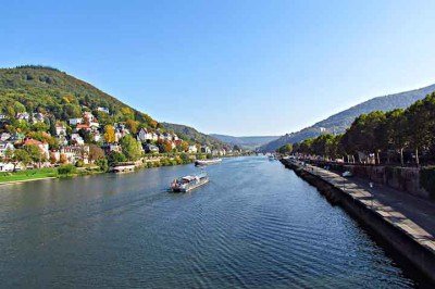 O Rio Reno é um dos rios mais emblemáticos da Europa, atravessando seis países e servindo como eixo histórico, cultural e econômico do continente. Com 1.233 quilômetros de extensão, nasce nos Alpes Suíços e deságua no Mar do Norte, sendo vital para transporte, comércio e turismo. Desde o Império Romano, o Reno foi usado como fronteira natural e rota comercial, moldando a história europeia. Ao longo de sua jornada, conecta cidades como Basileia, Estrasburgo, Colônia e Roterdã, que se tornaram cen -  (crédito:  Imagem de Katarzyna por Pixabay)