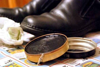 A graxa de sapato, item tradicional no cuidado com calçados, atravessa gerações como símbolo de conservação, estética e até status. Presente em casas, quartéis e estabelecimentos comerciais, ela é utilizada principalmente para limpar, hidratar e dar brilho a sapatos de couro, prolongando sua vida útil. Embora muitas vezes associada a um hábito antigo, a prática de engraxar sapatos segue relevante, especialmente em contextos formais e profissionais, onde a aparência ainda desempenha papel importa -  (crédito: Reprodução do Flickr Jeremy Sloan)