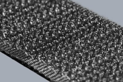 Soluções simples muitas vezes transformam hábitos cotidianos e facilitam tarefas práticas em diferentes áreas da vida. Alguns mecanismos, em especial, tornaram-se indispensáveis por combinar rapidez, eficiência e durabilidade. Com o avanço da tecnologia, ideias inspiradas na observação da natureza passaram a influenciar diretamente o desenvolvimento de novos materiais. Entre esses exemplos bem-sucedidos está o Velcro, cuja aplicação se expandiu para inúmeros contextos ao redor do mundo. Veja com -  (crédito: Wikimedia Commons/Alexander Klink)