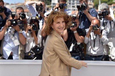 Nathalie Baye trabalhou com grandes cineastas franceses e interpretou a mãe de Leonardo DiCaprio em 'Prenda-me, se for capaz' -  (crédito: LOIC VENANCE / AFP)