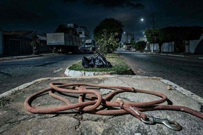 A pol&iacute;cia militar informou ter encontrado o suspeito com o cachorro amarrado por uma corda ao pesco&ccedil;o na Avenida Parana&iacute;ba. Ele teria instigado o c&atilde;o contra a pol&iacute;cia que matou o animal -  (crédito: Reprodu&ccedil;&atilde;o/Google StreetView)