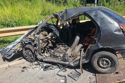 O motorista ficou preso às ferragens e morreu no local  -  (crédito: CBMMG/Divulgação )