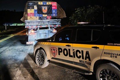 Grupo t&aacute;tico Rodovi&aacute;rio da Pol&iacute;cia Militar intercepta e apreende na MG-050 uma carga de cervejas falsificadas que pode valer R$ 100 mil -  (crédito: PMMG)