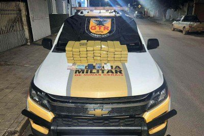 A carga de 45 barras de maconha encontrada com as suspeitas poderia render R$ 90 mil aos traficantes e resultou na pris&atilde;o das tr&ecirc;s jovens -  (crédito: PMMG)