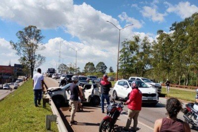 Um acidente provocou um engavetamento com cinco carros na BR-040, no Km 552,8, em Nova Lima, na Grande BH, na tarde deste s&aacute;bado (18/4) -  (crédito: Divulga&ccedil;&atilde;o CBMMG)