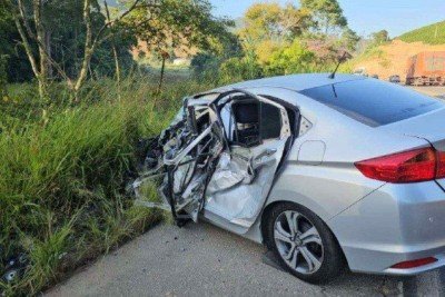 O acidente aconteceu na BR-262, altura do Km 58, em Manhua&ccedil;u, na Zona da Mata mineira -  (crédito: Divulga&ccedil;&atilde;o CBMMG)