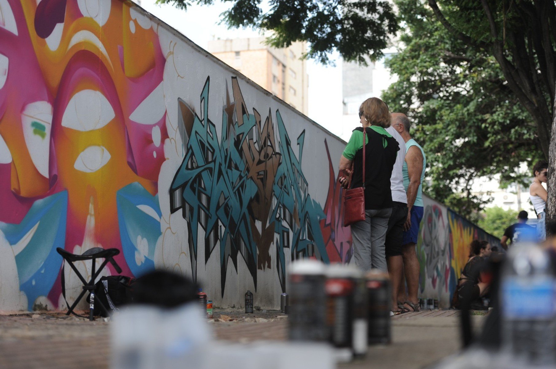 Al&eacute;m do grafite, &agrave;s 19h, no 2Black Beer, em frente &agrave; pista de skate do Viaduto Santa Tereza, realiza-se o Festival de Colantes
