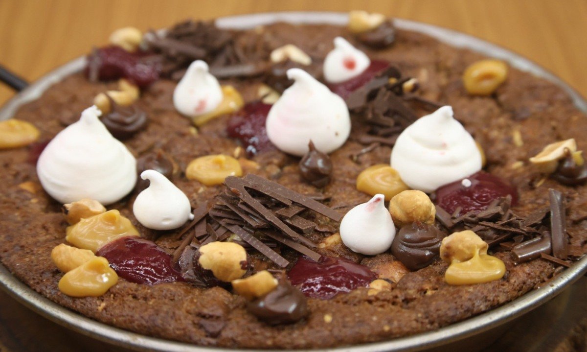 Durante a conversa, Andr&eacute; de Melo serviu cookie recheado com brigadeiro e avel&atilde; e decorado com avel&atilde;s torradas, mini suspiros e coulis de frutas vermelhas