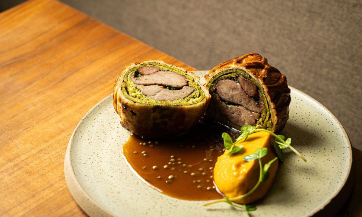 Em mudan&ccedil;a recente, o Pacato passou a oferecer o menu degusta&ccedil;&atilde;o no hor&aacute;rio do almo&ccedil;o, com a possibilidade de escolher o prato principal, como o Bife Wellington de porco