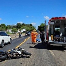 MG: moto bate na traseira de carro, e duas pessoas morrem em acidente - CBMMG/Divulgação 