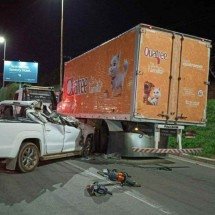 MG: mulher morre após batida entre caminhonete e caminhão rebocado - Divulga&ccedil;&atilde;o CBMMG 