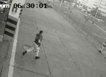 Bombeiros correm para port&atilde;o do batalh&atilde;o onde m&atilde;e se desespera com filho de 1 m&ecirc;s sufocando no seu colo -  (crédito: Reprodu&ccedil;&atilde;o/CBMMG)