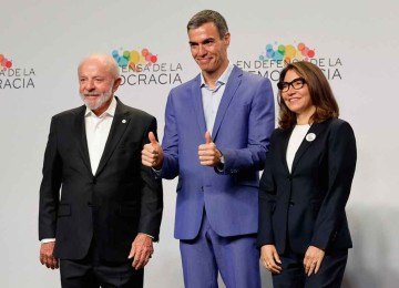 Ao lado do primeiro ministro da Espanha, Pedro Sanches, e da primeira dama Janja da Silva, Lula faz críticas aos Estados Unidos -  (crédito: Oscar Del Pozo/AFP)