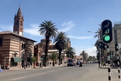 Localizada no chifre da África, a cidade de Asmara reúne influências históricas diversas e paisagens marcadas por contrastes culturais e geográficos. Conhecida por sua preservação histórica, ela combina raízes africanas com uma herança europeia marcante, que deixou marcas profundas em sua identidade urbana e arquitetônica. O destino atrai olhares curiosos por sua altitude elevada e pelo planejamento urbano que remete a uma época de grandes inovações artísticas. Confira a seguir as característica -  (crédito: Reproduc?a?o/YouTube)