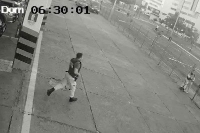 Bombeiros correm para port&atilde;o do batalh&atilde;o onde m&atilde;e se desespera com filho de 1 m&ecirc;s sufocando no seu colo -  (crédito: Reprodu&ccedil;&atilde;o/CBMMG)