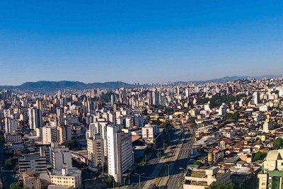 Dia amanhece claro e esquenta r&aacute;pido em BH neste domingo de pouco movimento na Avenida Cristiano Machado, no Bairro Ipiranga -  (crédito: Climatempo)
